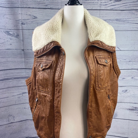 Faux leather tan vest with Sherpa lining - Picture 6 of 8